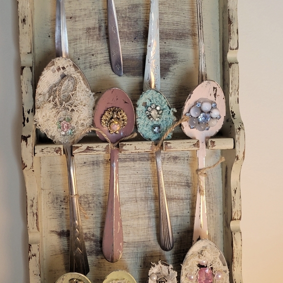 Vintage Look Spoon Holder and Decorated Spoons - Picture 3 of 6